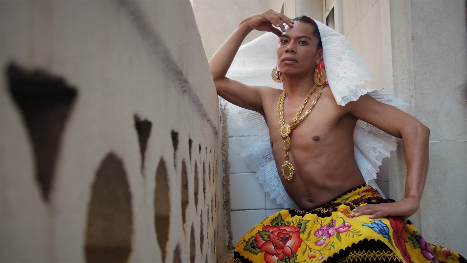 Lukas Avendaño, artista muxe mexicano, vestido con la indumentaria de la performance Buscando a Bruno | SANDRA VICENTE