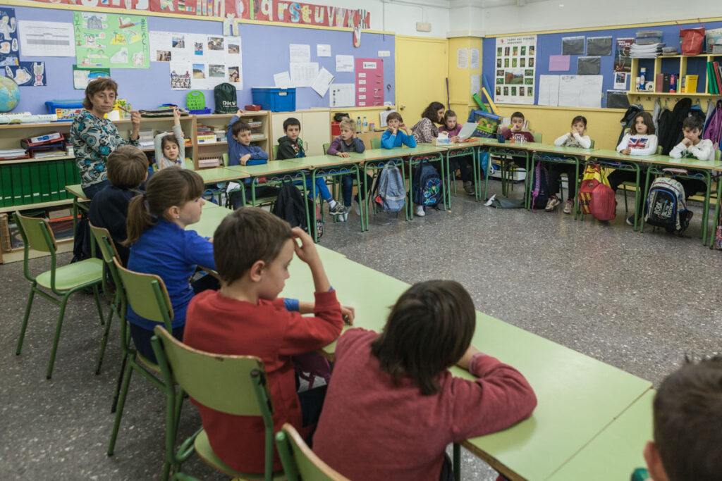 Una classe de primària amb presència d’una vetlladora / ENRIC CATALÀ
