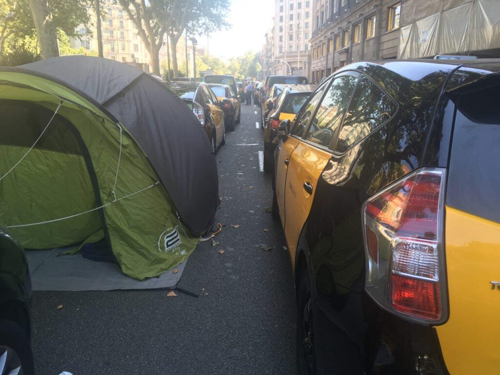 Los taxistas se preparan para una larga estancia en la Gran Via, foto: Sonia Calvó