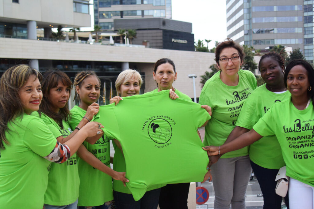 Les Kellys mostren camisetas de su nuevo sindicato frente al Hotel Hilton Diagonal Mar, foto: Tomeu Ferrer
