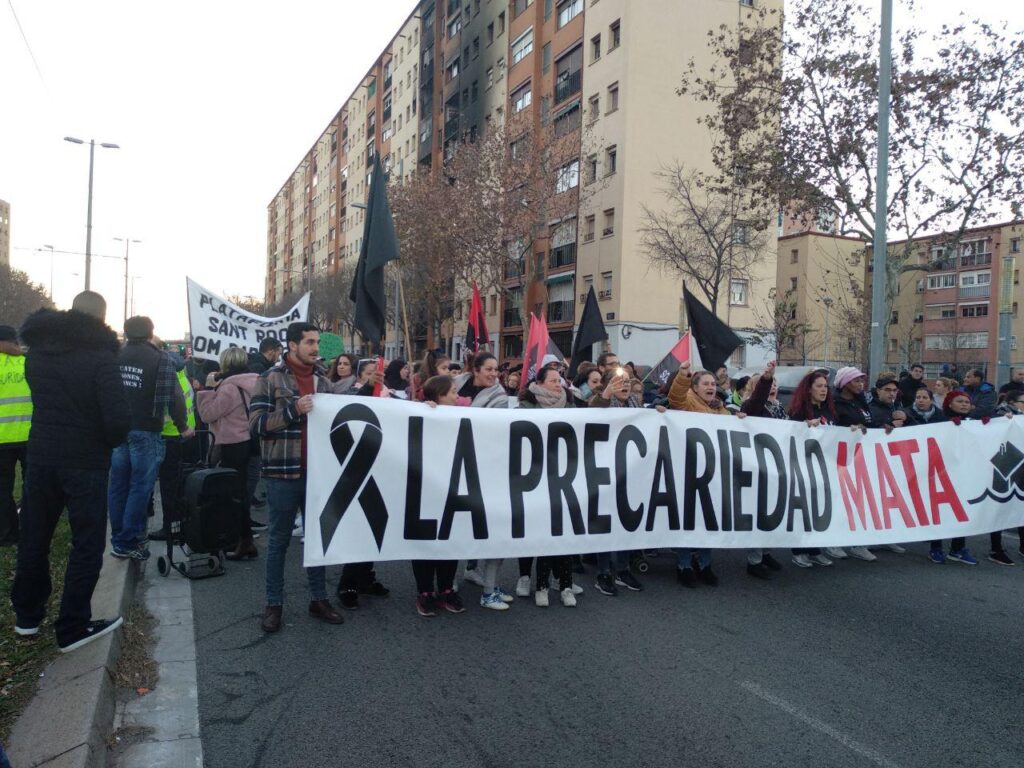 Manifestació a Sant Roc per l'incendi d'un bloc de pisos foto: Tomeu Ferrer