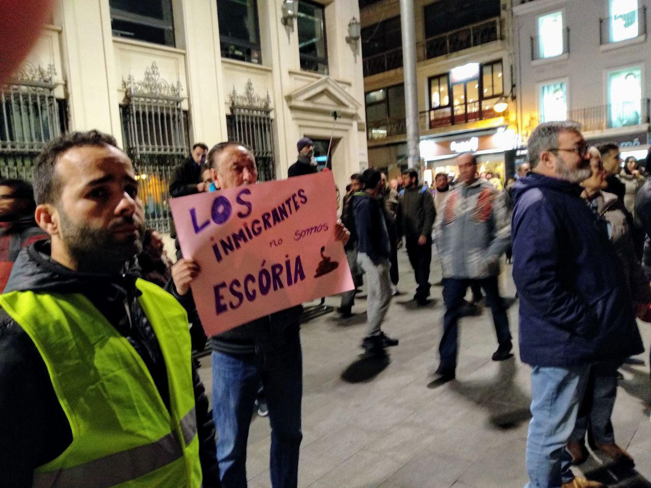 Manifestants de Sant Roc a la plaça de la Vila de Badalona  foto: Tomeu Ferrer
