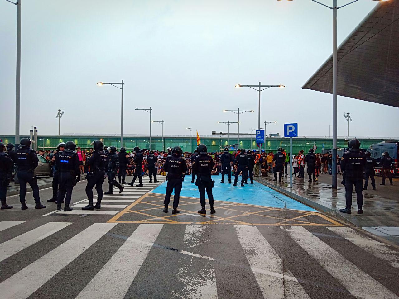 Desplegament de policies a l'Aeroport del Prat 