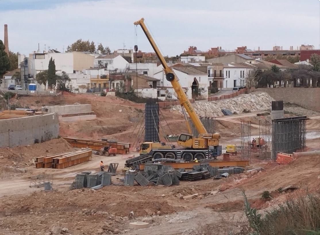 Obras de emergencia de construcción de puentes arrastrados por la DANA en Paiporta (imagen de arriba) y en Picanya (bajo) en el barranco de Chiva-Poio-Torrent. Fotos: FM. 