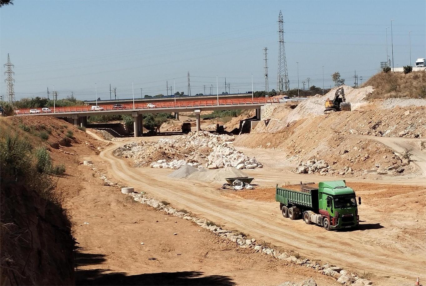 Obras de emergencia de reconstrucción del puente de la Autovía de Torrent y de los márgenes del barranco de Chiva-Poio-Torrent en el término de Picanya. Foto: FM.