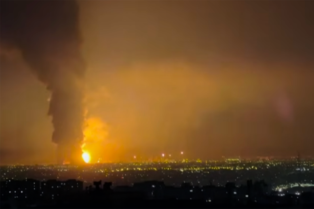 La capital de l’Iran, Teheran, s’ha llevat aquest diumenge coberta per un núvol tòxic provocat pels atacs contra instal·lacions petrolieres situades a la ciutat i als seus voltants.