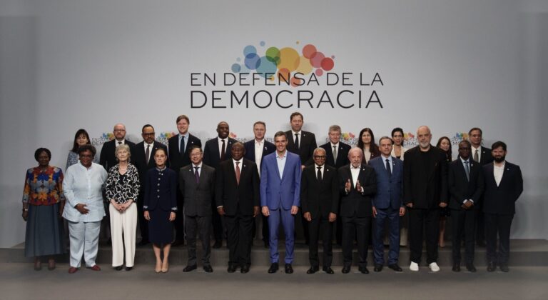 La Cumbre en Defensa de la Democracia, en la que participaron presidentes de América Latina, el Caribe, África y Europa.
