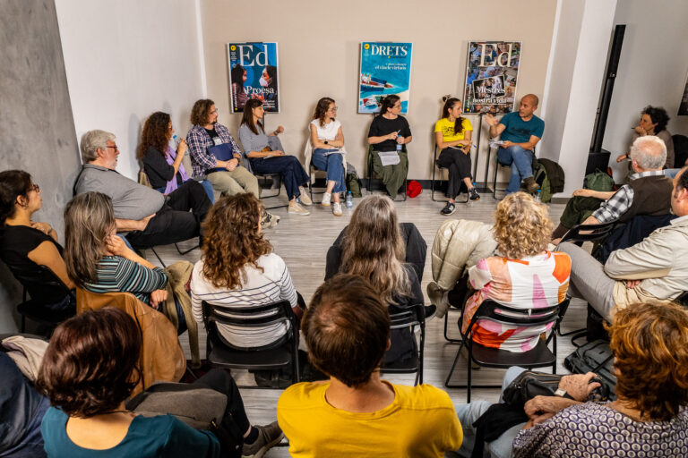 el encuentro “Entre el malestar y la esperanza, testimonios desde el aula” reunió a Aina Cabau Vallverdú, educadora infantil; Josep Mas Ribalta, profesor de catalán; Xavi Marin Perpinyà, docente y conocedor de la gestión de centros; Raquel Soliguer Whitehead, maestra de primaria; Marta Pons Martí, estudiante de Educación, y Marta Boix Fons, maestra.