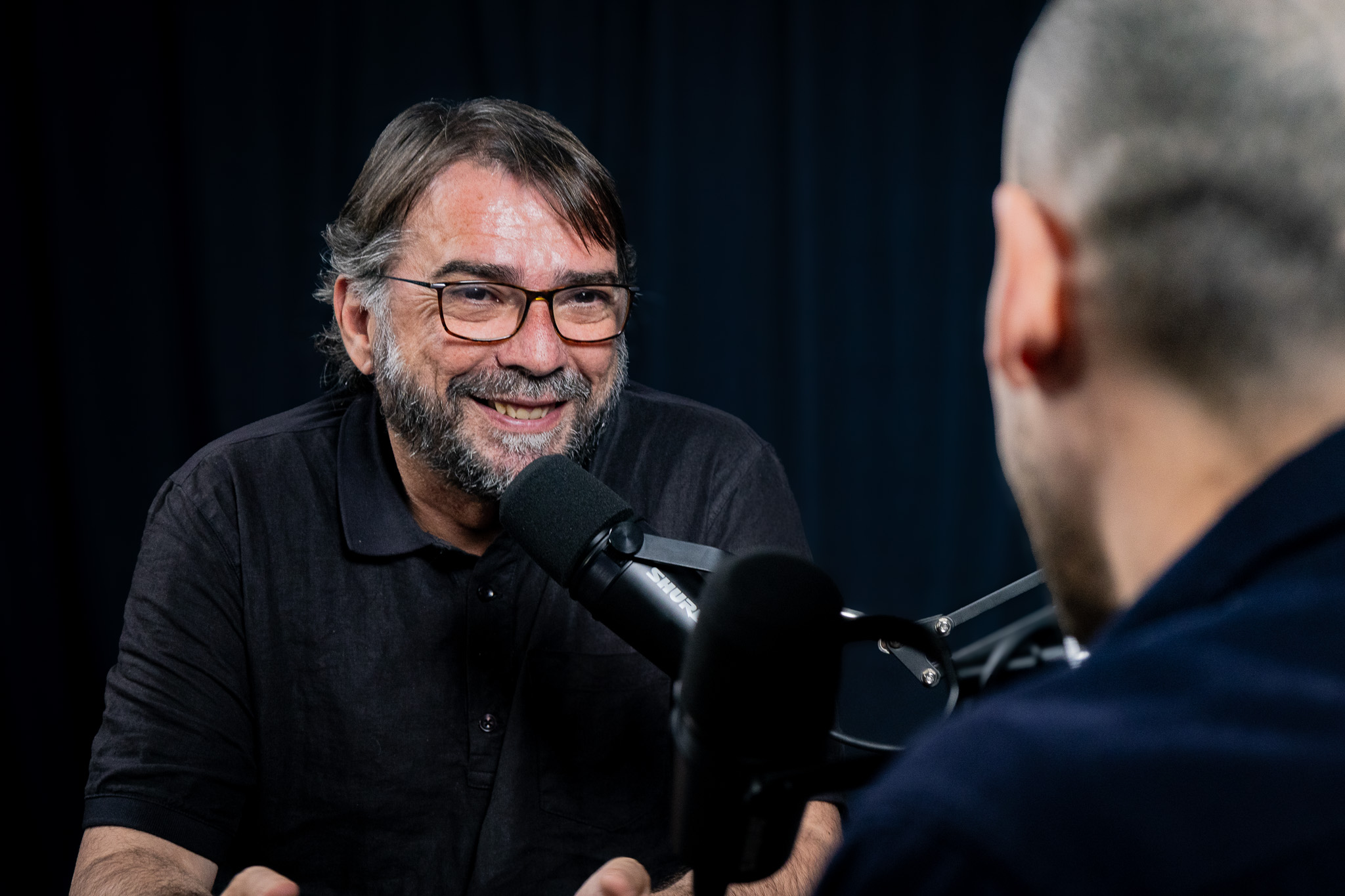 Camil Ros, durant la gravació del videopòdcast a l’espai de la Fundació Periodisme Plural | Pol Rius