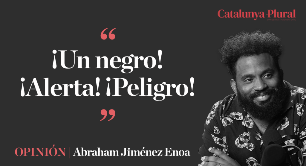 El periodista cubano Abraham Jiménez Enoa relata cómo el racismo cotidiano atraviesa su vida en Barcelona: sospechas vecinales, controles policiales y discriminación normalizada.