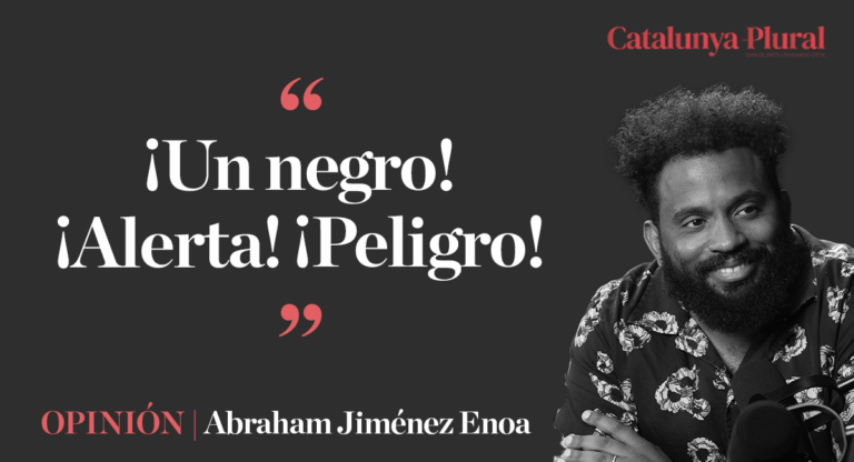 El periodista cubano Abraham Jiménez Enoa relata cómo el racismo cotidiano atraviesa su vida en Barcelona: sospechas vecinales, controles policiales y discriminación normalizada.