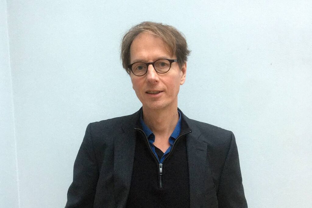 Fabian Scheidler: «Europa está desmontando el Estado del bienestar para construir un Estado de guerra»En El estado de guerra y la lucha por un nuevo orden de paz (Icaria), el ensayista alemán argumenta que Europa está abandonando progresivamente el modelo de Estado social construido tras la Segunda Guerra Mundial para entrar en una economía de guerra permanente. En esta conversación reflexiona sobre los límites del sistema de partidos, la Fabian Scheidler