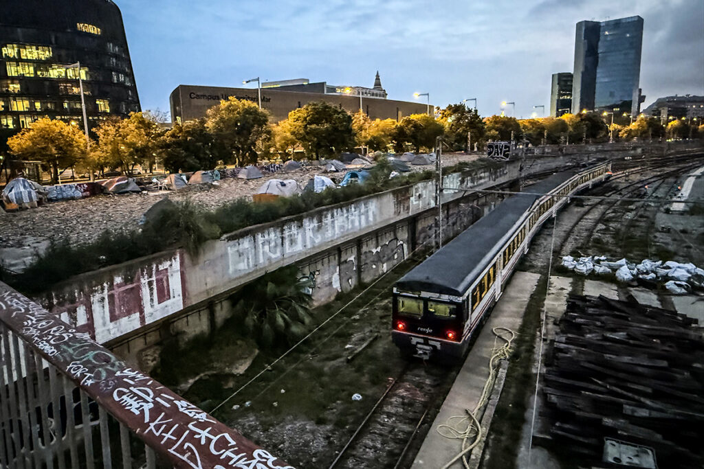 El sistema ferroviario catalán acumula errores de planificación, grandes proyectos fallidos y soterramientos ineficientes. Más allá de Madrid, el problema es interno.