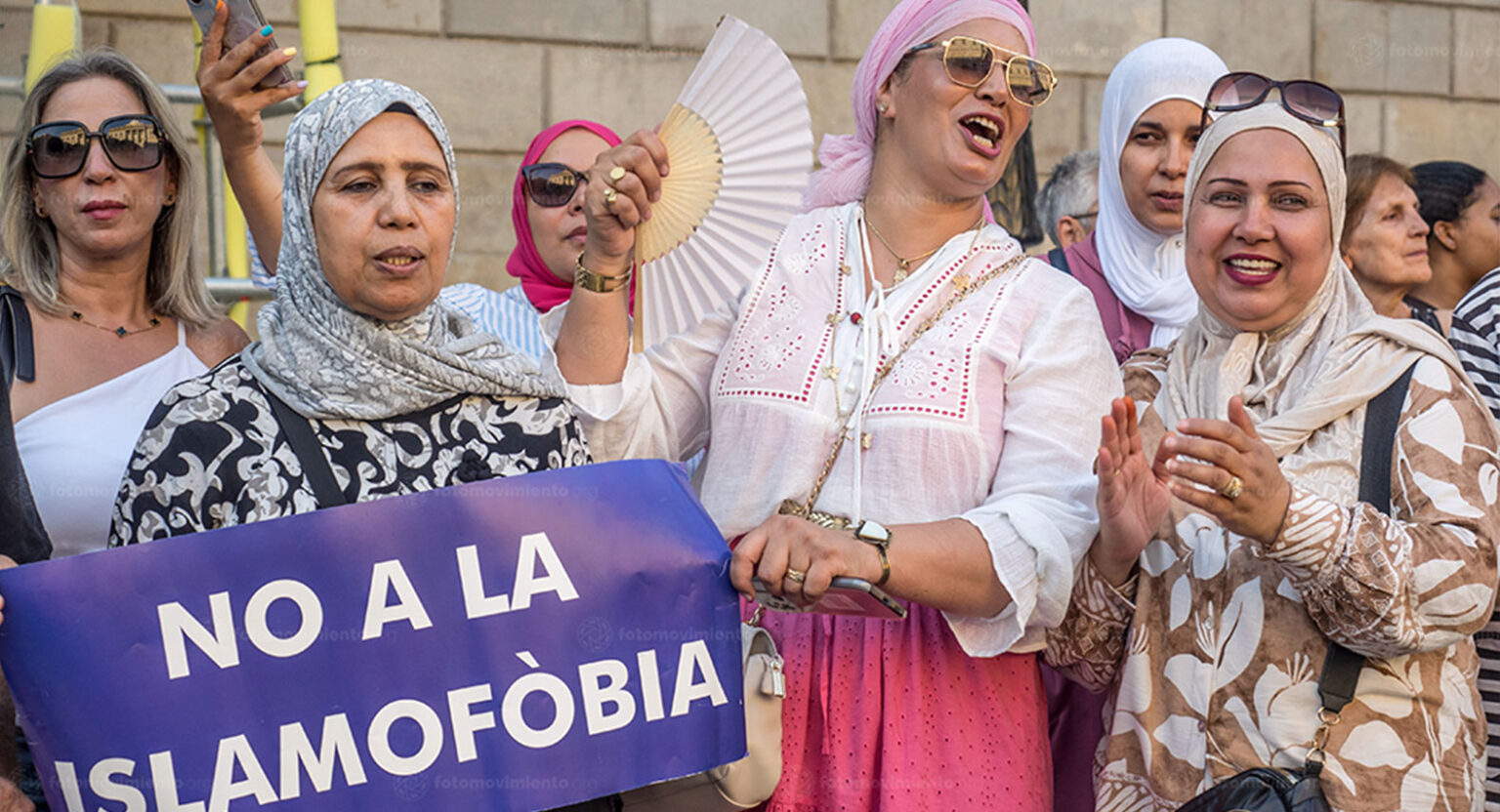 Islamofobia en España: de cómo los discursos impactan en las vidasEspaña tiene entre un 4 % y un 5 % de población musulmana, y la mitad ha nacido o se ha nacionalizado aquí. Aun así, un discurso político concreto se ha traducido este verano en decisiones institucionales que golpean su vida diaria, dentro y fuera de las aulas.
