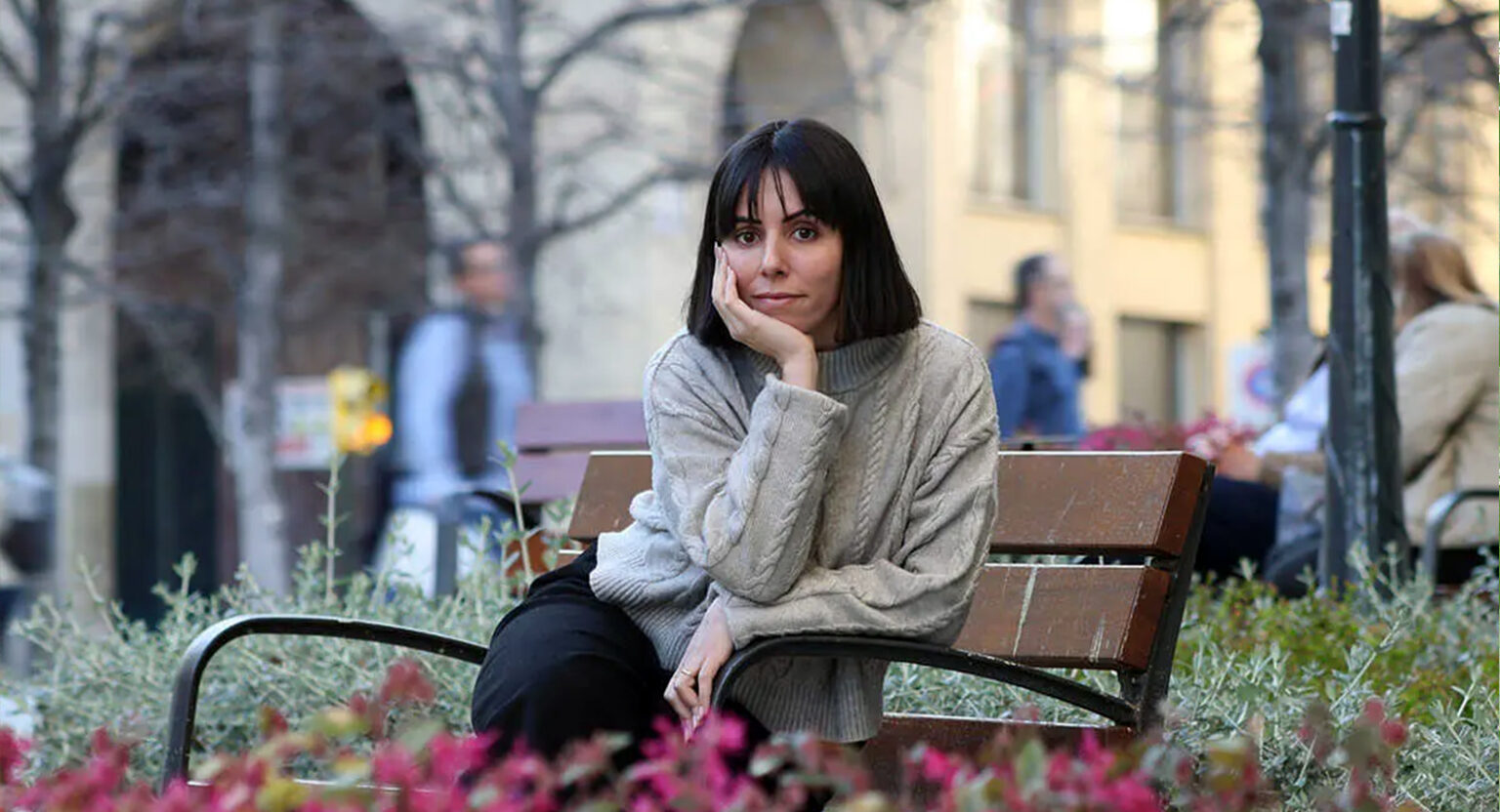 Sara Barquinero: «Que un profesor se acueste con una alumna de 20 años no sea penable no significa que esté bien»La filósofa y escritora zaragozana retrata en La chica más lista que conozco una universidad atravesada por las relaciones de poder, el silencio cómplice y la precariedad. Defiende que el acceso a la docencia universitaria se haga mediante un examen anónimo, como en cualquier otro puesto público.
