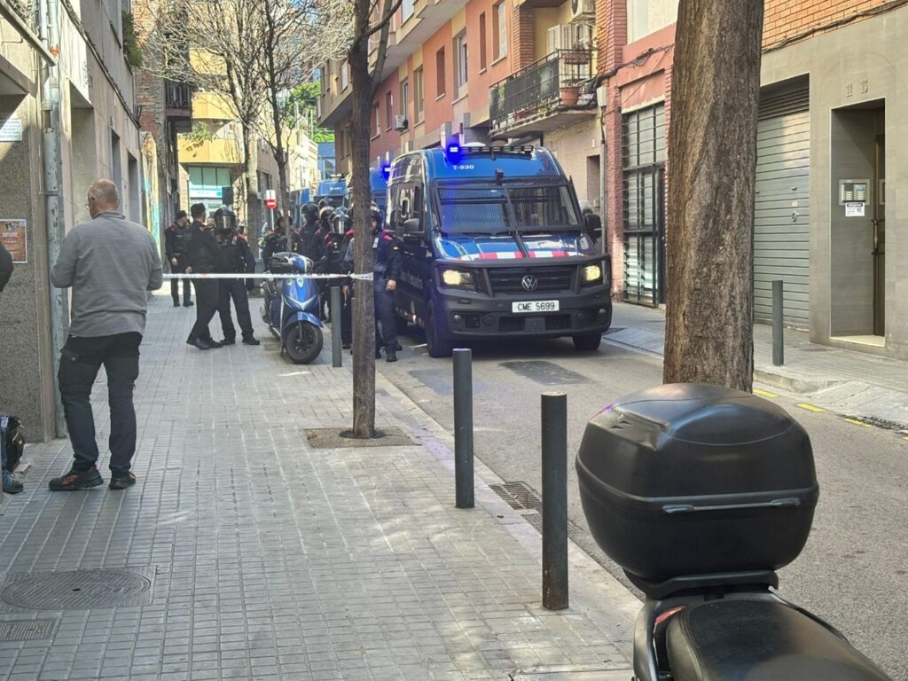 1.001 maneras de ser deshauciadoLa vivienda se está convirtiendo en un activo. La especulación es defendida, practicada y celebrada. La herencia sustituye al ascensor social. Y de todos los desahucios —los judiciales, los silenciosos y los de quienes no pueden emanciparse— el que más daño hace a nuestra sociedad es el de haber expulsado la idea de que la vivienda es, antes que nada, el lugar donde transcurre la vida. Nuestro hogar. La piedra angular de cualquier proyecto vital digno. Un gran pacto en defensa del derecho a la vivienda urge más que nunca.